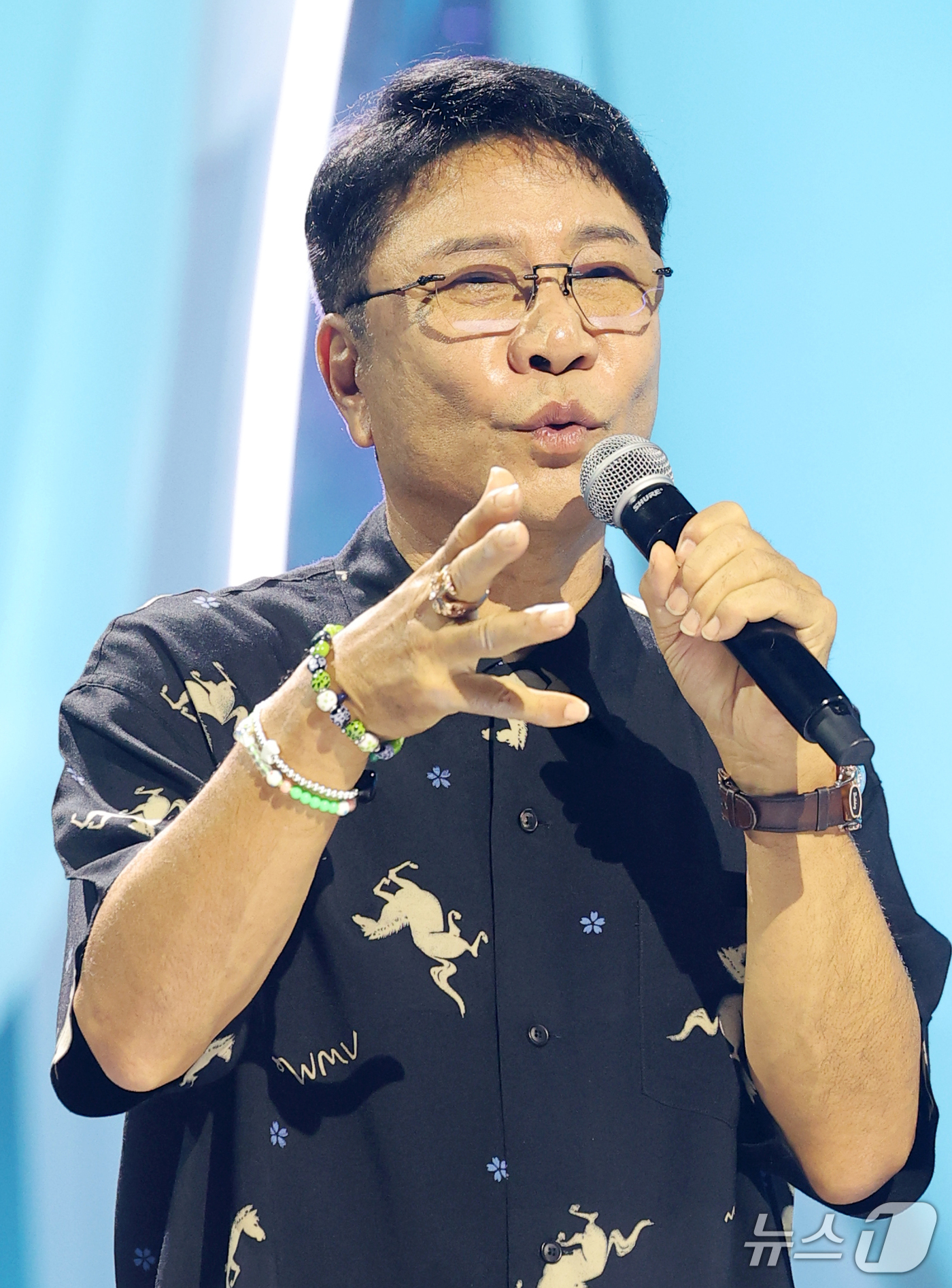 (고양=뉴스1) 권현진 기자 = 이수만 비저너리 리더 겸 키 프로듀서가 12일 경기도 고양시 일산서구 킨텍스에서 열린 데뷔쇼 '웰컴 투 소울라이트 프롬 에이 투 오 소울 에이 투 …