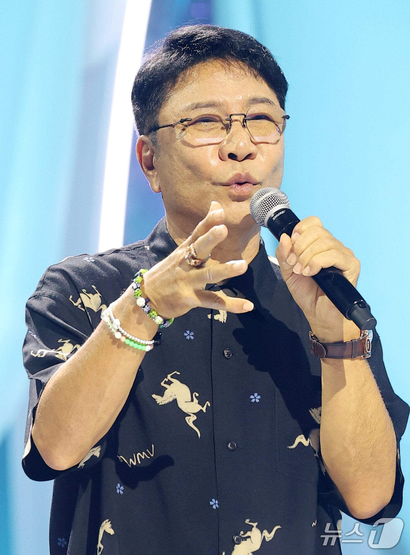 본문 이미지 - 이수만 비저너리 리더 겸 키 프로듀서가 12일 경기도 고양시 일산서구 킨텍스에서 열린 데뷔쇼 '웰컴 투 소울라이트 프롬 에이 투 오 소울 에이 투 오 라이트(WELCOME TO SOULITE From A2O SOUL A2O LITE)‘에서 A2O엔터테인먼트의 콘텐츠 전략을 소개하고 있다.  ⓒ 뉴스1 권현진 기자
