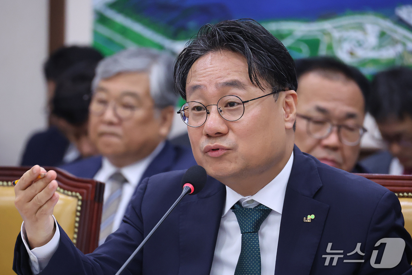 (서울=뉴스1) 신웅수 기자 = 이성훈 한국토지주택공사 사장이 12일 서울 여의도 국회에서 열린 국토교통위원회의 한국토지주택공사 등에 대한 국정감사에서 의원 질의에 답변하고 있다. …