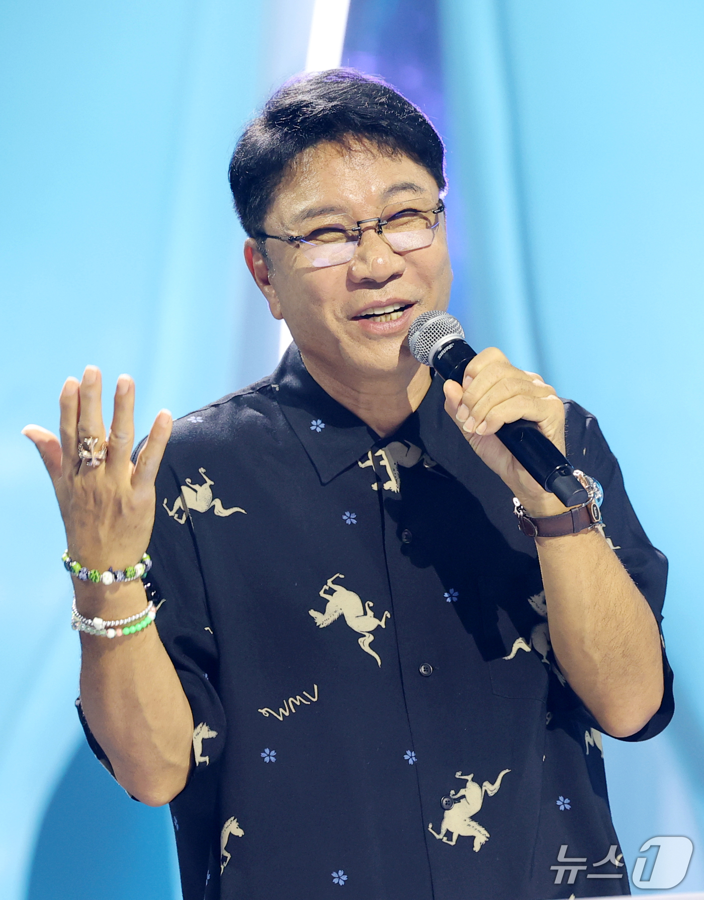 (고양=뉴스1) 권현진 기자 = 이수만 비저너리 리더 겸 키 프로듀서가 12일 경기도 고양시 일산서구 킨텍스에서 열린 데뷔쇼 '웰컴 투 소울라이트 프롬 에이 투 오 소울 에이 투 …