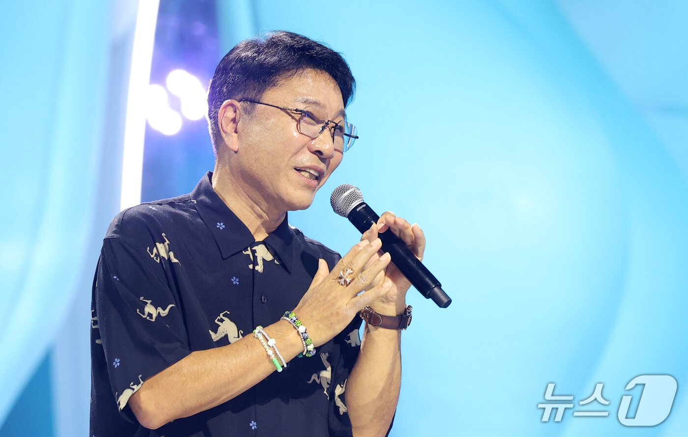 본문 이미지 - 이수만 비저너리 리더 겸 키 프로듀서가 12일 경기도 고양시 일산서구 킨텍스에서 열린 데뷔쇼 '웰컴 투 소울라이트 프롬 에이 투 오 소울 에이 투 오 라이트(WELCOME TO SOULITE From A2O SOUL A2O LITE)‘에서 A2O엔터테인먼트의 방향성과 비전을 소개하고 있다. ⓒ 뉴스1 권현진 기자