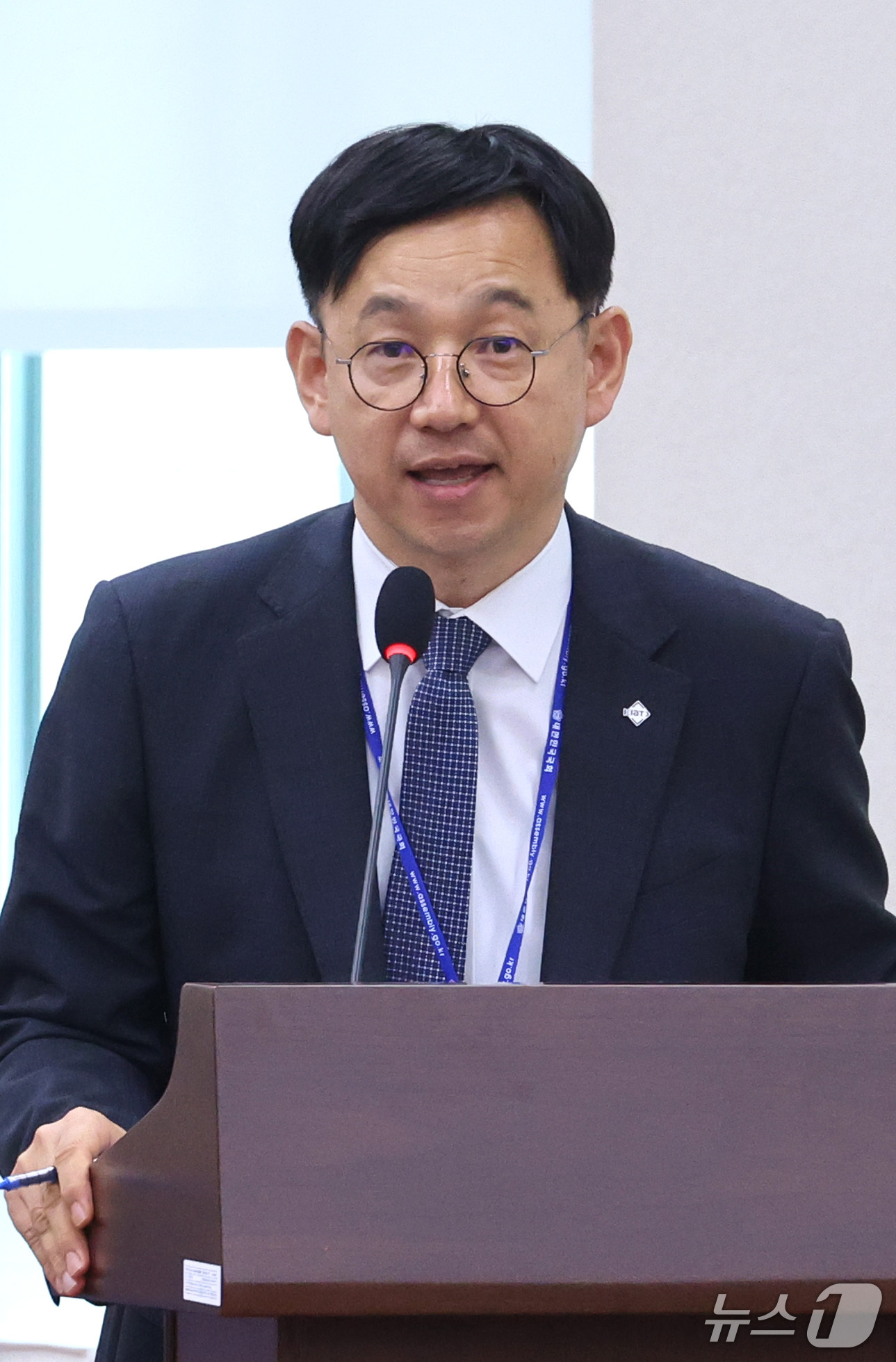 (서울=뉴스1) 신웅수 기자 = 전윤종 한국산업기술진흥원장이 12일 서울 여의도 국회에서 열린 산업통상자원중소벤처기업위원회의 대한무역투자진흥공사 등에 대한 국정감사에서 의원 질의에 …