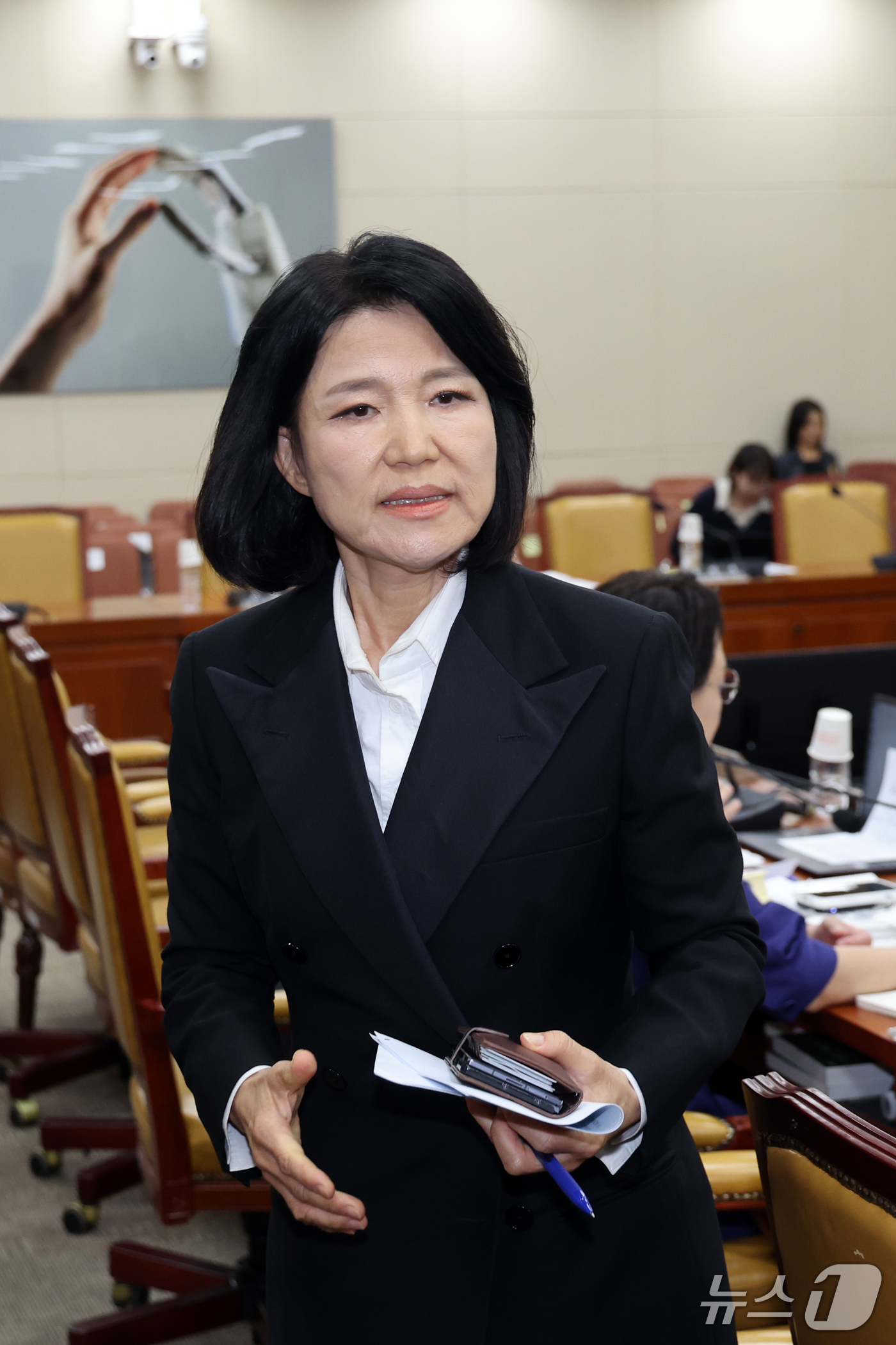 (서울=뉴스1) 황기선 기자 = 이진숙 국민의힘 의원이 12일 서울 여의도 국회 과학기술정보방송통신위원회에서 열린 방송미디어통신위원회 등에 대한 국정감사에서 이 의원에 대한 제척 …