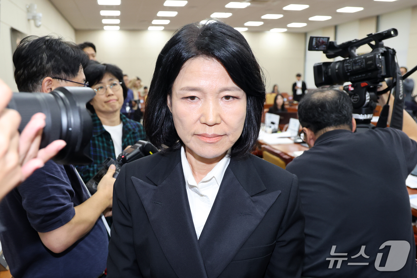 (서울=뉴스1) 황기선 기자 = 이진숙 국민의힘 의원이 12일 서울 여의도 국회 과학기술정보방송통신위원회에서 열린 방송미디어통신위원회 등에 대한 국정감사에서 이 의원에 대한 제척 …