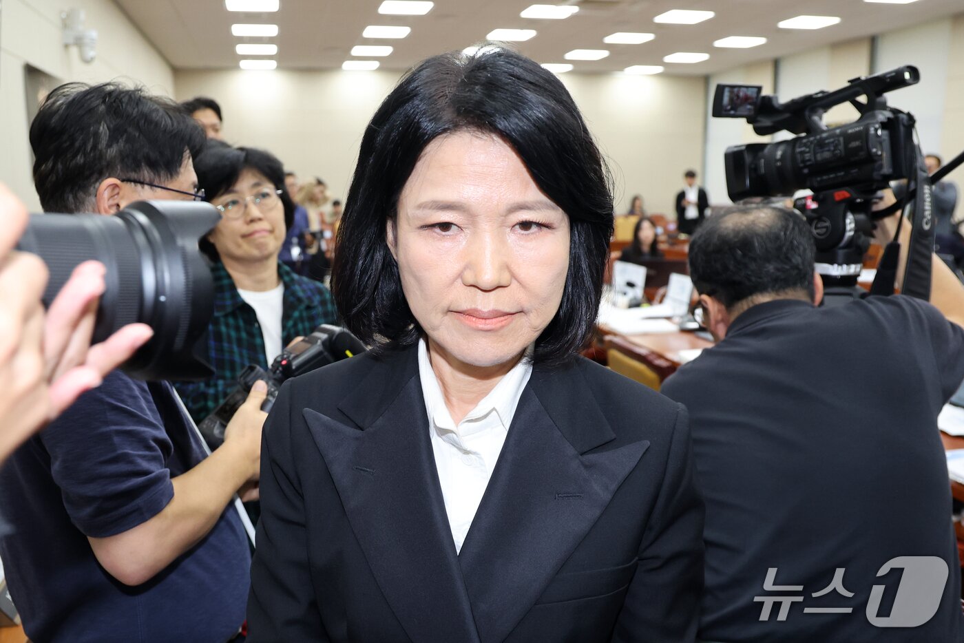 본문 이미지 - 이진숙 국민의힘 의원이 12일 서울 여의도 국회 과학기술정보방송통신위원회에서 열린 방송미디어통신위원회 등에 대한 국정감사에서 이 의원에 대한 제척 안건이 의결되자 회의장을 나서고 있다. 이날 과방위는 범여권 주도로 이 의원을 이해충돌을 이유로 제척 의결했다. 2026.10.12 ⓒ 뉴스1 황기선 기자