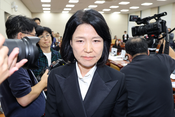 [국감] 제척 의결되 회의장 나서는 이진숙 의원