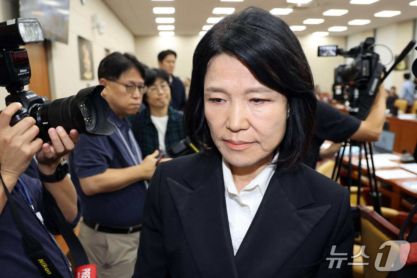 (서울=뉴스1) 황기선 기자 = 이진숙 국민의힘 의원이 12일 서울 여의도 국회 과학기술정보방송통신위원회에서 열린 방송미디어통신위원회 등에 대한 국정감사에서 이 의원에 대한 제척 …