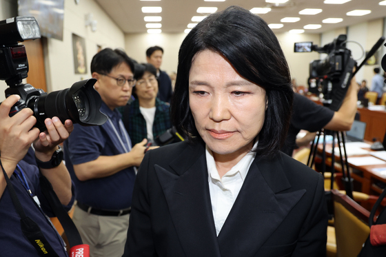 [국감] 제척 의결로 회의장 나서는 이진숙 의원