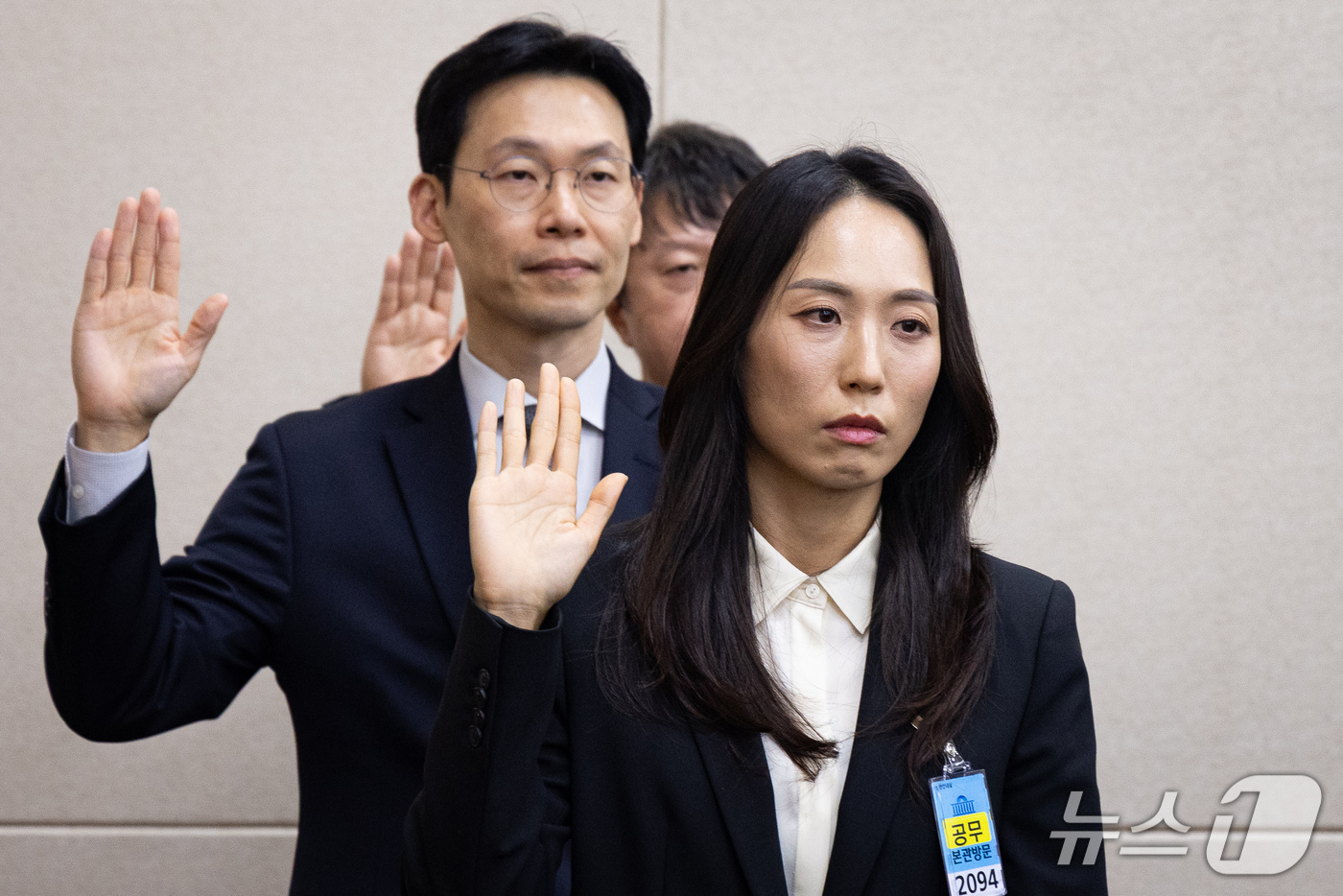 (서울=뉴스1) 유승관 기자 = 주성원 쿠팡 총괄부사장을 비롯한 일반증인들이 12일 서울 여의도 국회에서 열린 정무위원회의 공정거래위원회 등에 대한 국정감사에 출석해 증인선서를 하 …
