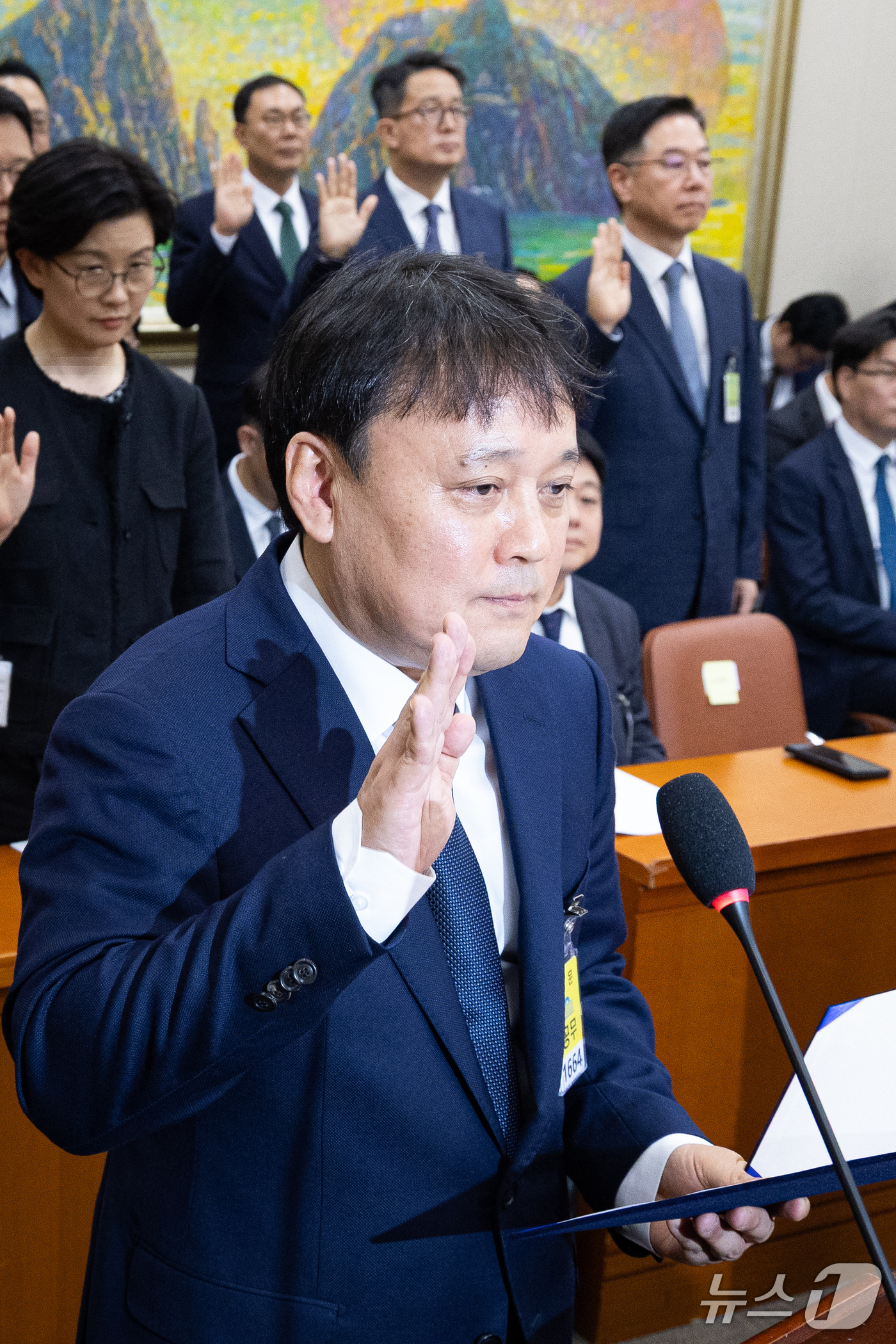 (서울=뉴스1) 유승관 기자 = 김종화 SK에너지 대표(앞)를 비롯한 정유사 대표자들이 12일 서울 여의도 국회에서 열린 정무위원회의 공정거래위원회 등에 대한 국정감사에 출석해 증 …