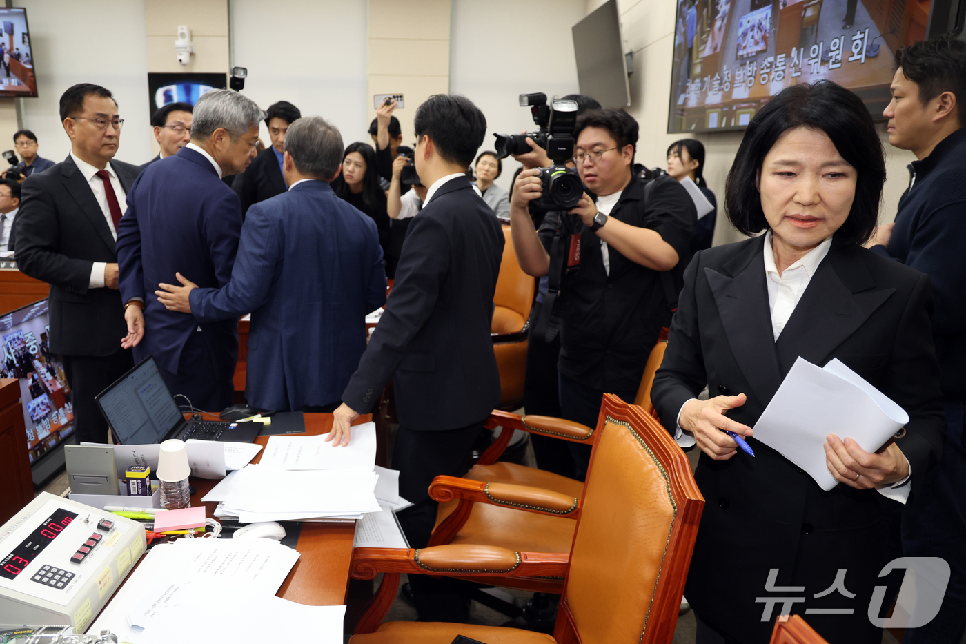 (서울=뉴스1) 황기선 기자 = 이진숙 국민의힘 의원이 12일 서울 여의도 국회 과학기술정보방송통신위원회에서 열린 방송미디어통신위원회 등에 대한 국정감사에서 이 의원에 대한 제척 …