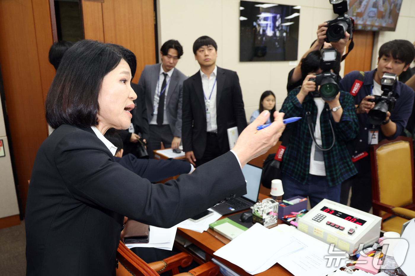(서울=뉴스1) 황기선 기자 = 이진숙 국민의힘 의원이 12일 서울 여의도 국회 과학기술정보방송통신위원회에서 열린 방송미디어통신위원회 등에 대한 국정감사에서 이 의원에 대한 제척 …
