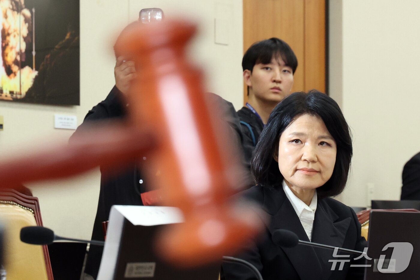 본문 이미지 - 이진숙 국민의힘 의원이 지난 12일 서울 여의도 국회 과학기술정보방송통신위원회에서 열린 방송미디어통신위원회 등에 대한 국정감사에서 본인에 대한 제척 안건 의결을 바라보고 있다. 2026.10.12 ⓒ 뉴스1 황기선 기자