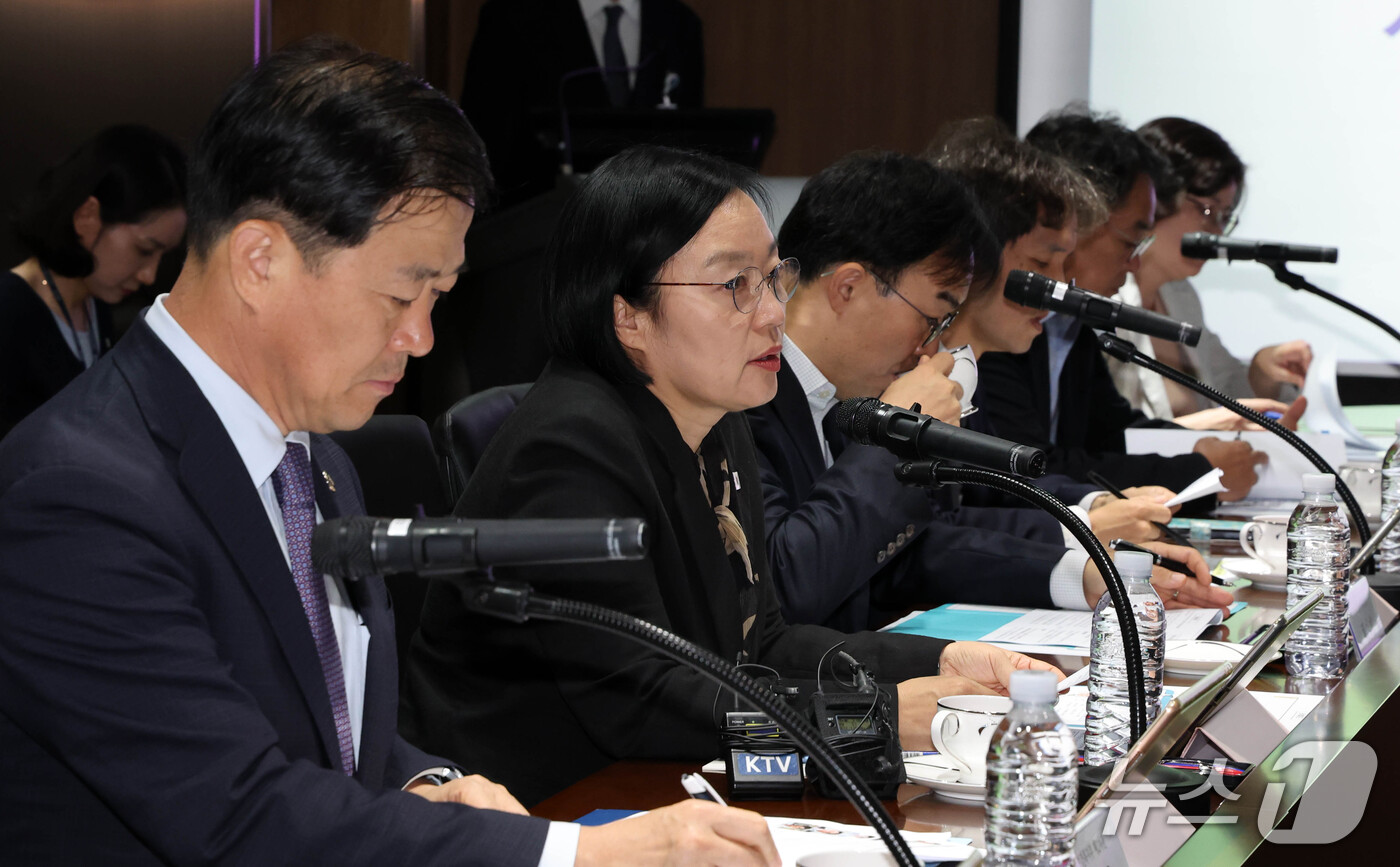 (서울=뉴스1) 이종덕 기자 = 한성숙 국무총리가 12일 서울 동작구 보라매병원에서 생명지킴 현장행보 중 보라매병원 의료진과 간담회를 하고 있다. 2026.10.12/뉴스1