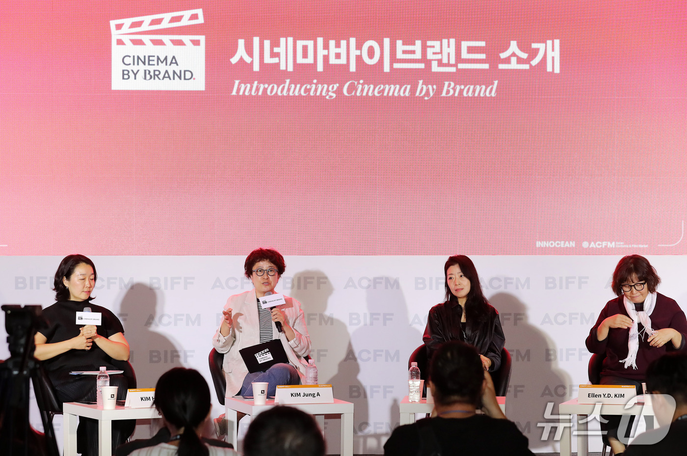 (부산=뉴스1) 윤일지 기자 = 김정아 이노션 대표(왼쪽 두번째)가 12일 부산 해운대구 벡스코 제2전시장에서 열린 제31회 부산국제영화제 아시아콘텐츠&필름마켓(ACFM) 특별 세 …