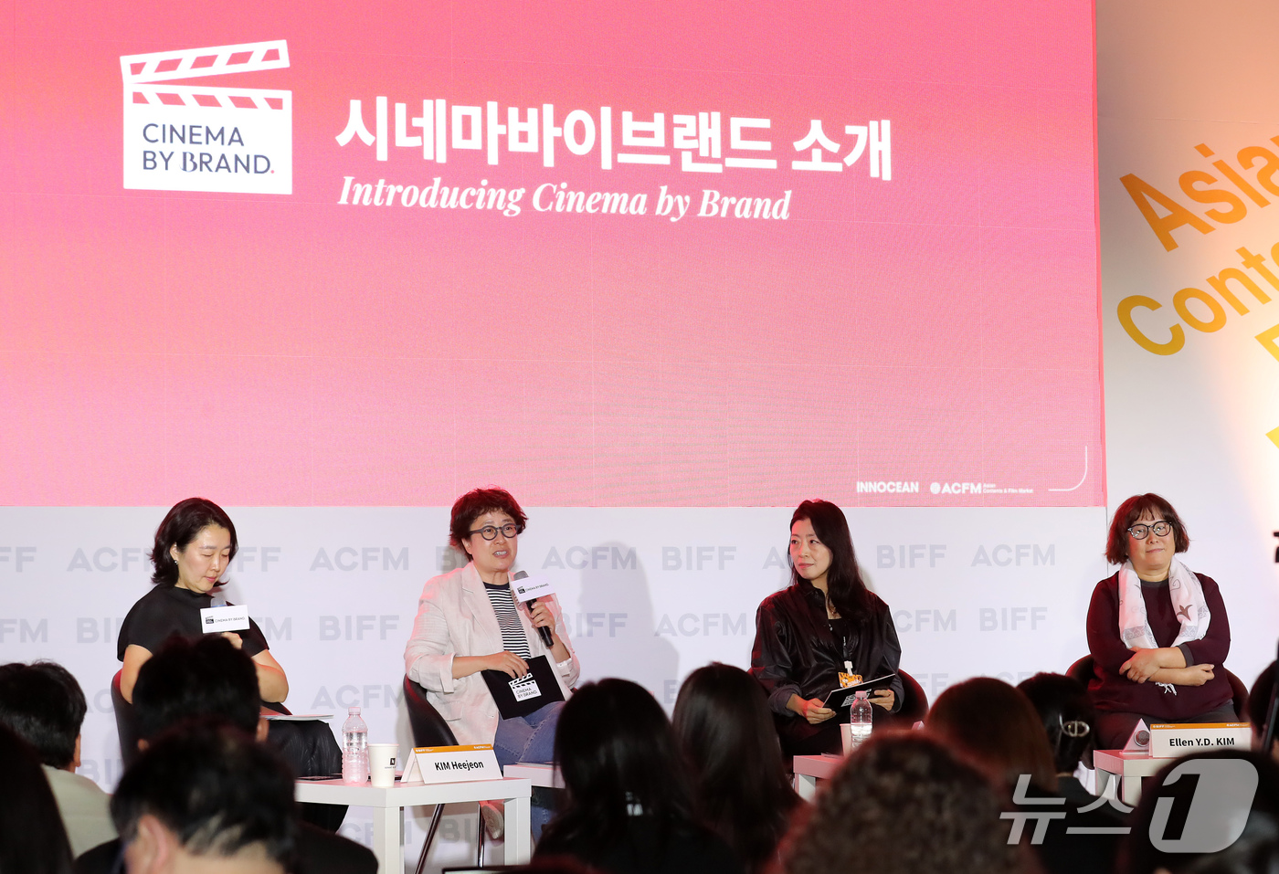 (부산=뉴스1) 윤일지 기자 = 김정아 이노션 대표(왼쪽 두번째)가 12일 부산 해운대구 벡스코 제2전시장에서 열린 제31회 부산국제영화제 아시아콘텐츠&필름마켓(ACFM) 특별 세 …