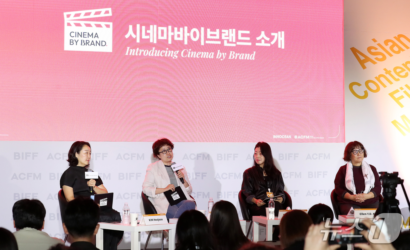 (부산=뉴스1) 윤일지 기자 = 김정아 이노션 대표(왼쪽 두번째)가 12일 부산 해운대구 벡스코 제2전시장에서 열린 제31회 부산국제영화제 아시아콘텐츠&필름마켓(ACFM) 특별 세 …