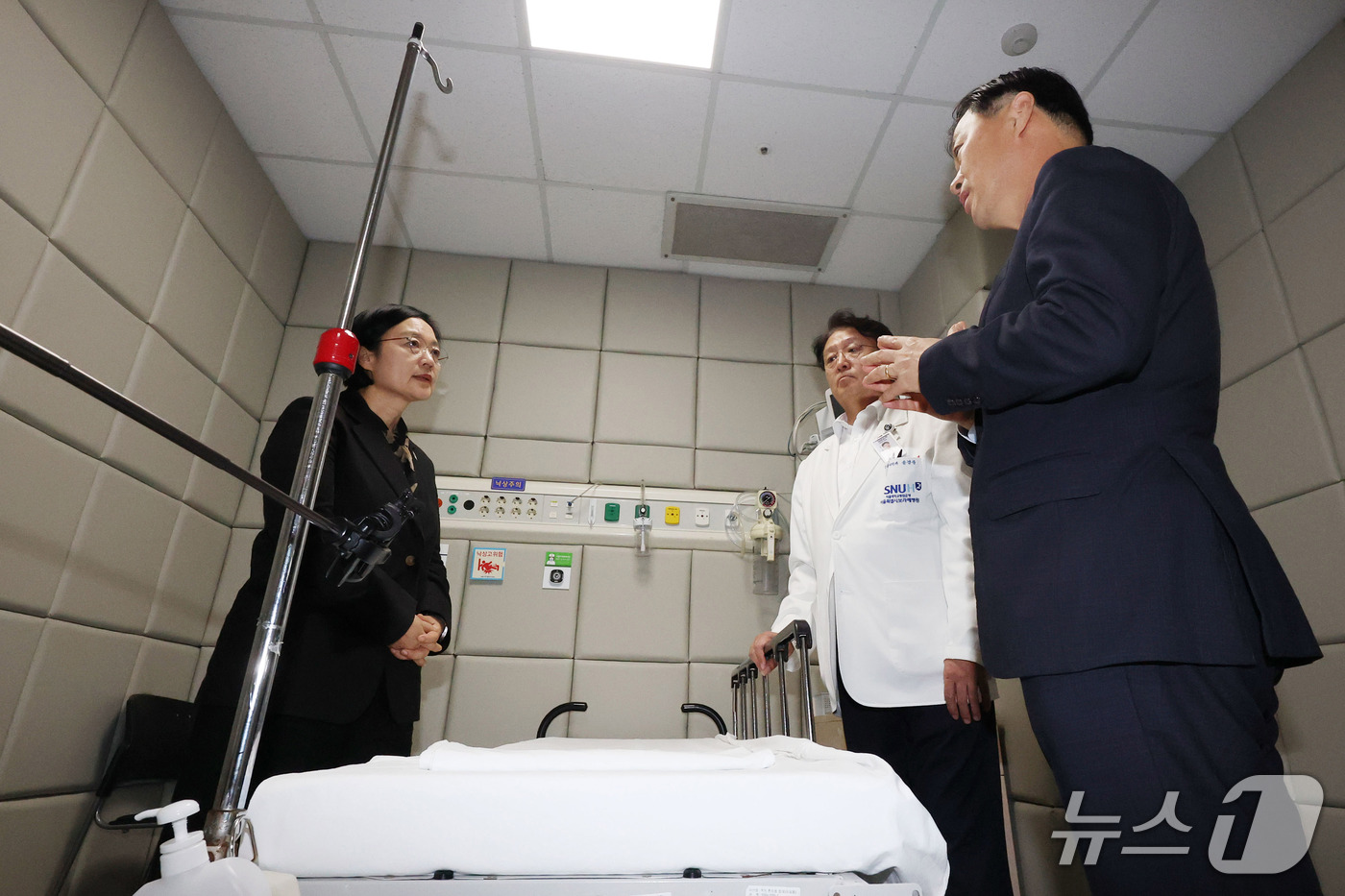 (서울=뉴스1) 이종덕 기자 = 한성숙 국무총리가 12일 생명지킴 현장 행보로 서울 동작구 보라매병원을 방문해 권역정신응급의료센터와 생명사랑위기대응센터에 대한 설명을 듣고 있다. …