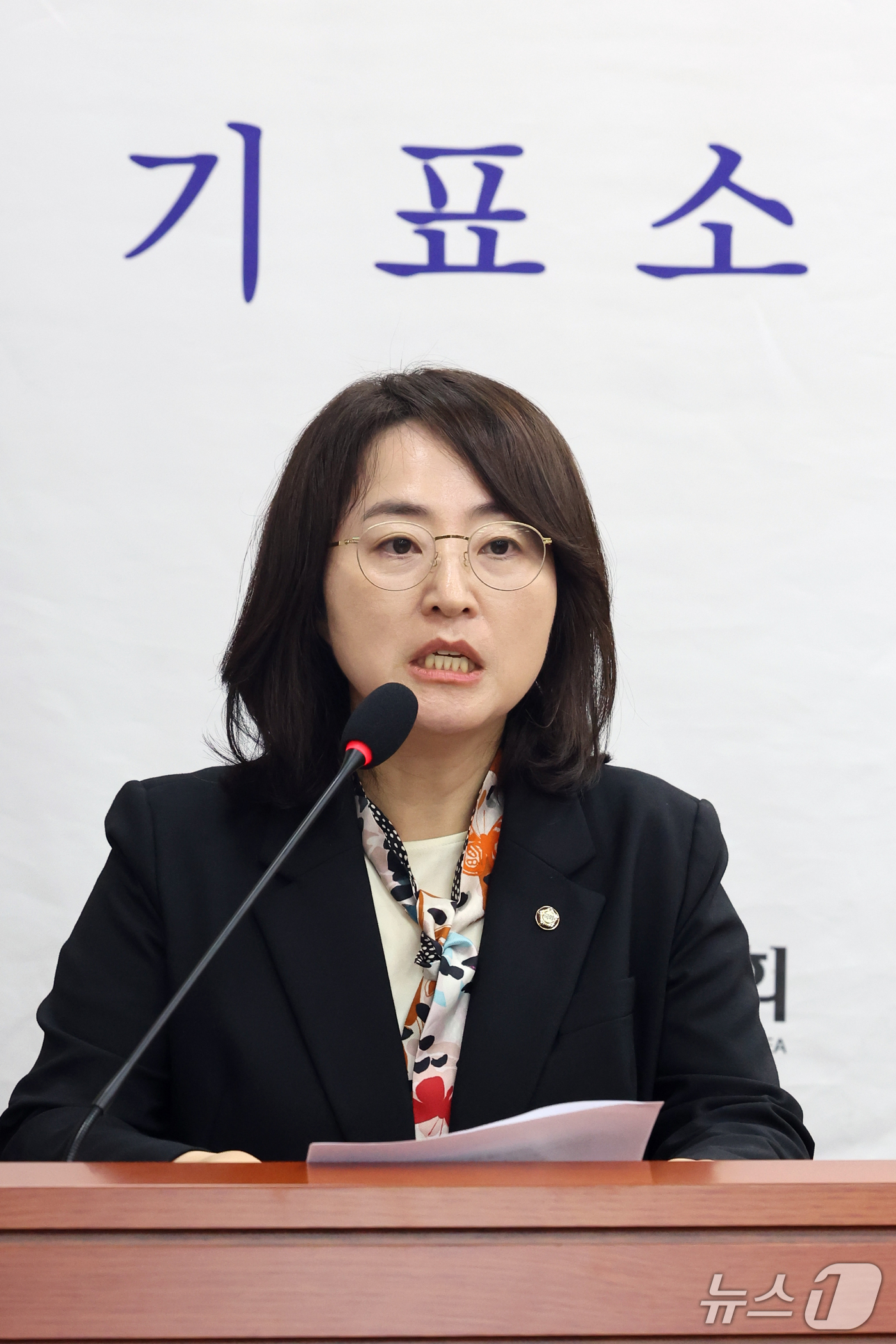 (서울=뉴스1) 황기선 기자 = 이주희 더불어민주당 의원이 12일 서울 여의도 국회 과학기술정보방송통신위원회에서 열린 방송미디어통신위원회 등에 대한 국정감사에서 이진숙 국민의힘 의 …