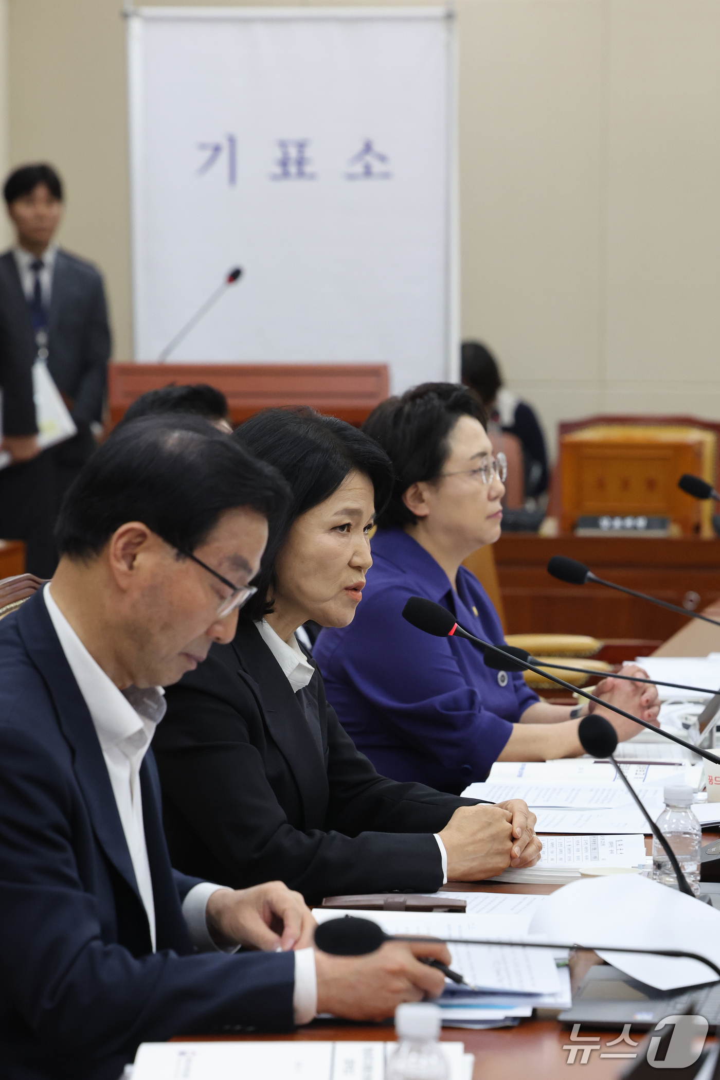 (서울=뉴스1) 황기선 기자 = 이진숙 국민의힘 의원이 12일 서울 여의도 국회 과학기술정보방송통신위원회에서 열린 방송미디어통신위원회 등에 대한 국정감사에서 이 의원에 대한 제척 …