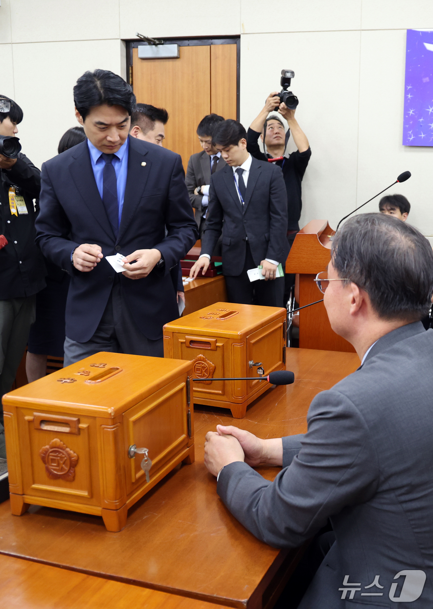 (서울=뉴스1) 황기선 기자 = 한준호 더불어민주당 과방위 간사가 12일 서울 여의도 국회 과학기술정보방송통신위원회에서 열린 방송미디어통신위원회 등에 대한 국정감사에서 이진숙 국민 …