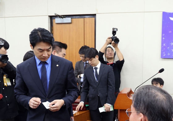 [국감] 이진숙 의원 제척안 투표하는 한준호 與 간사