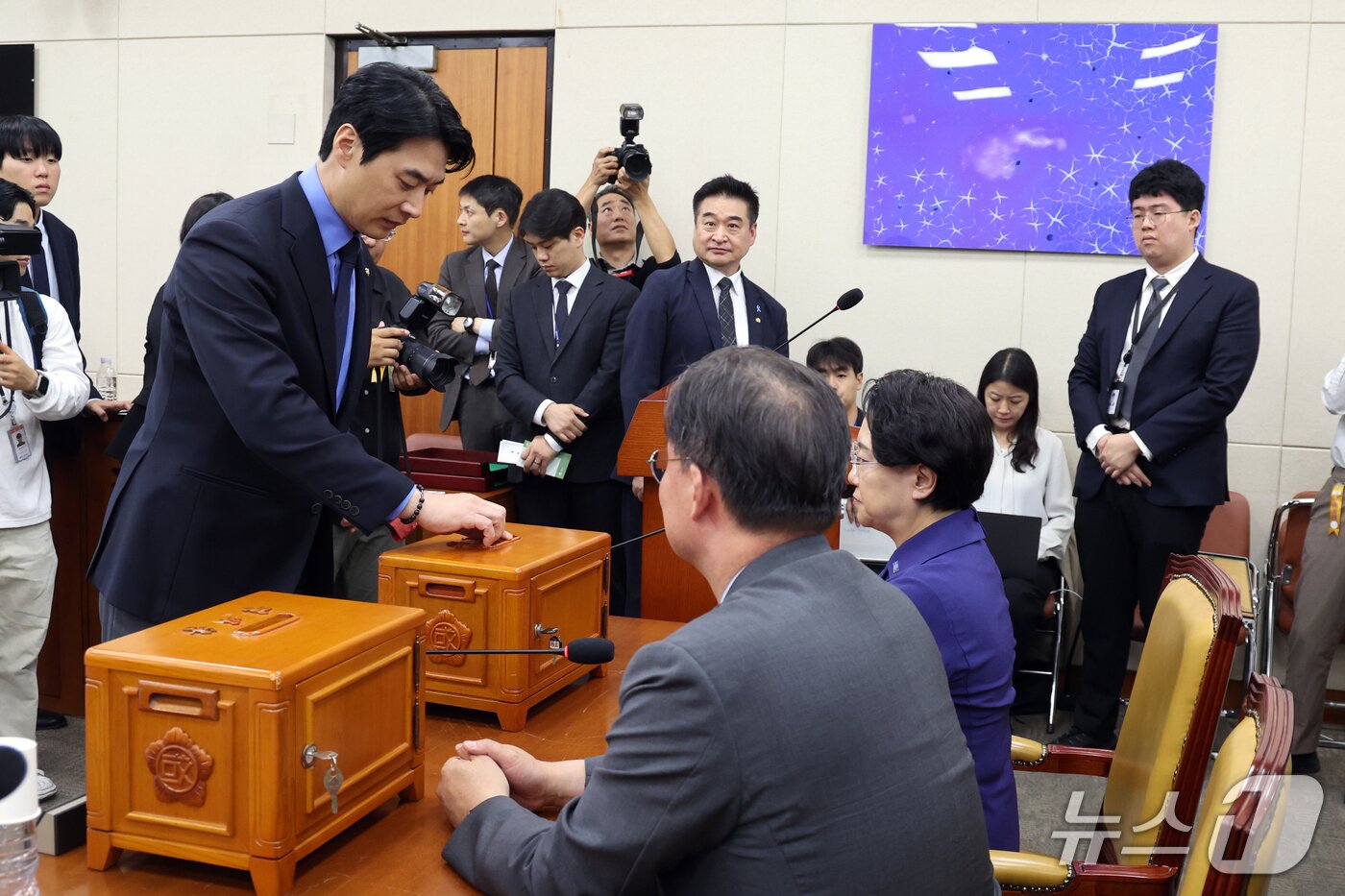 본문 이미지 - 한준호 더불어민주당 과방위 간사가 12일 서울 여의도 국회 과학기술정보방송통신위원회에서 열린 방송미디어통신위원회 등에 대한 국정감사에서 이진숙 국민의힘 의원에 대한 제척안 투표를 하고 있다. 이날 과방위는 범여권 주도로 이 의원을 이해충돌을 이유로 제척 의결했다. 2026.10.12 ⓒ 뉴스1 황기선 기자