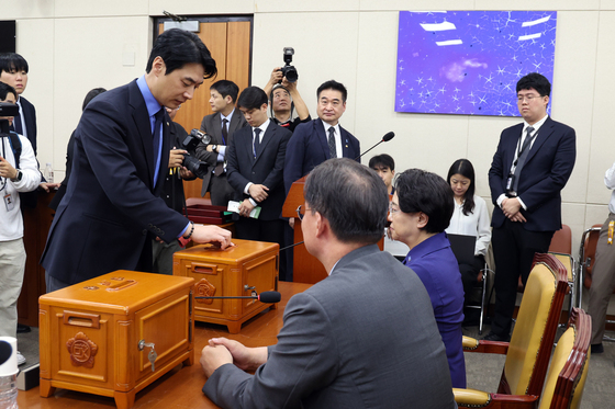 [국감] 이진숙 의원 제척안 투표하는 한준호 與 간사