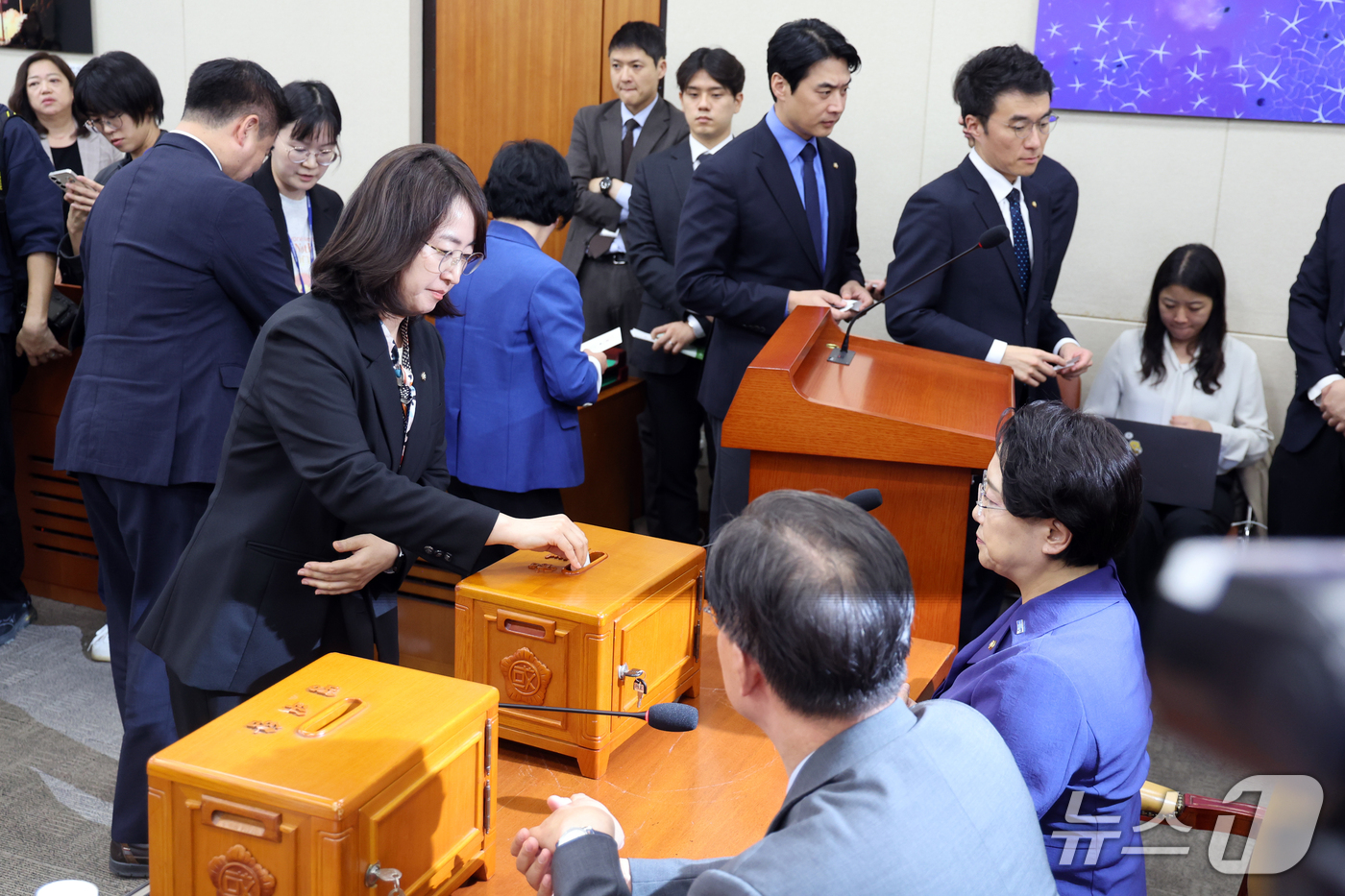 (서울=뉴스1) 황기선 기자 = 이주희 더불어민주당 의원이 12일 서울 여의도 국회 과학기술정보방송통신위원회에서 열린 방송미디어통신위원회 등에 대한 국정감사에서 이진숙 국민의힘 의 …