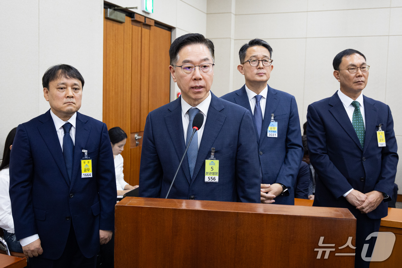 (서울=뉴스1) 유승관 기자 = 송명준 HD현대오일뱅크 대표(왼쪽 두 번째)를 비롯한 정유사 대표자들이 12일 서울 여의도 국회에서 열린 정무위원회의 공정거래위원회 등에 대한 국정 …
