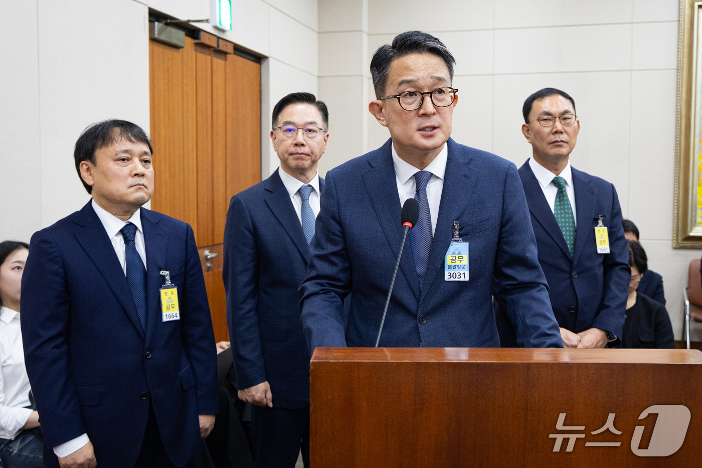 (서울=뉴스1) 유승관 기자 = 김창수 GS칼텍스 부사장(왼쪽 세 번째)을 비롯한 정유사 대표자들이 12일 서울 여의도 국회에서 열린 정무위원회의 공정거래위원회 등에 대한 국정감사 …