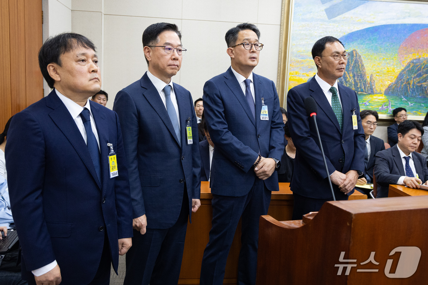 (서울=뉴스1) 유승관 기자 = 김종화 SK에너지 대표(왼쪽)를 비롯한 정유사 대표자들이 12일 서울 여의도 국회에서 열린 정무위원회의 공정거래위원회 등에 대한 국정감사에 일반증인 …