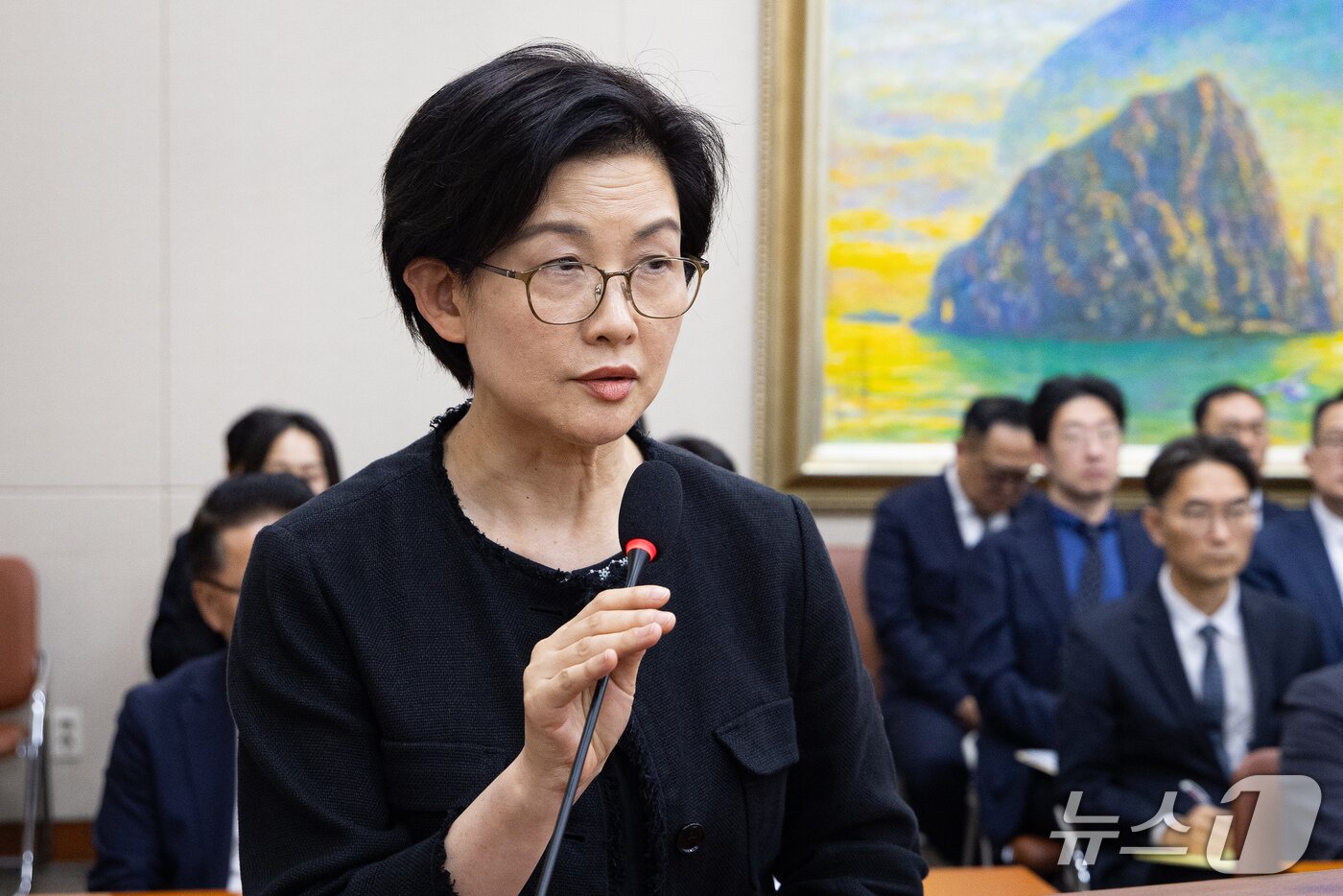 본문 이미지 - 조주연 홈플러스 대표가 12일 서울 여의도 국회에서 열린 정무위원회의 공정거래위원회 등에 대한 국정감사에 일반증인으로 출석해 의원 질의에 답하고 있다. 2026.10.12 ⓒ 뉴스1 유승관 기자