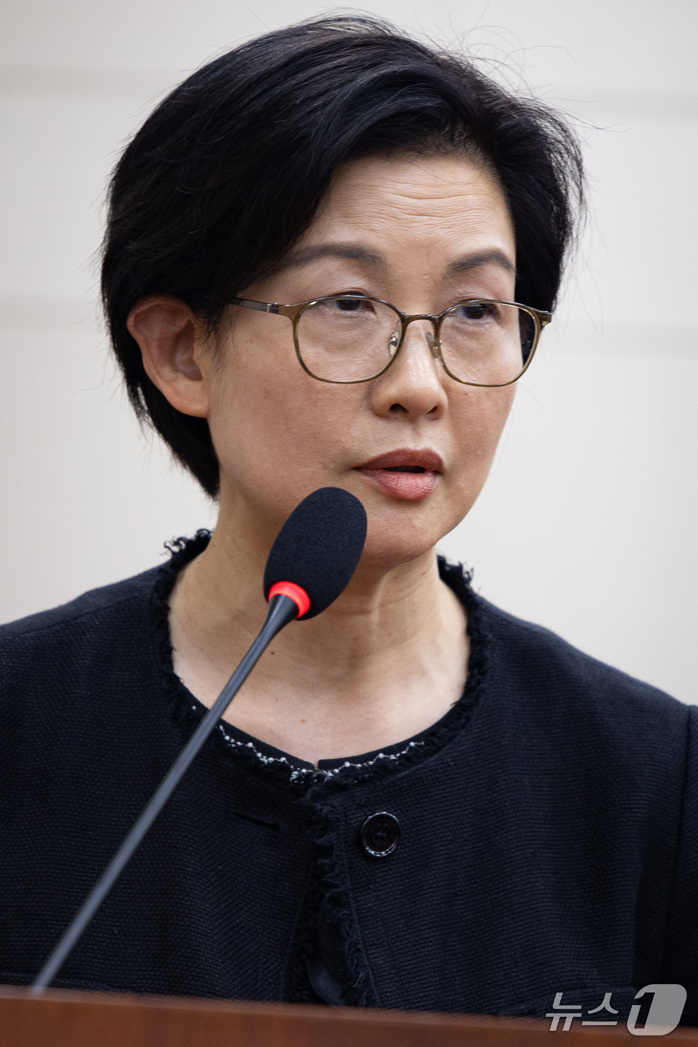 (서울=뉴스1) 유승관 기자 = 조주연 홈플러스 대표가 12일 서울 여의도 국회에서 열린 정무위원회의 공정거래위원회 등에 대한 국정감사에 일반증인으로 출석해 의원 질의에 답하고 있 …