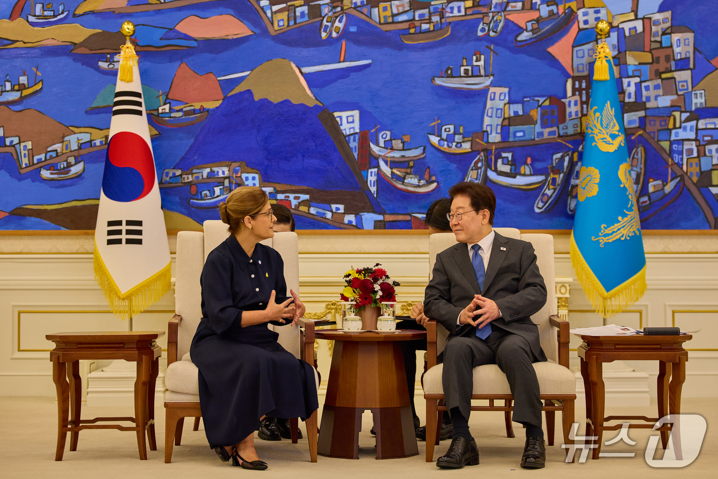 (서울=뉴스1) 허경 기자 = 이재명 대통령이 12일 청와대에서 열린 주한대사 신임장 제정식에서 비비안 데 피에르푸 미덴세 주한온두라스대사와 환담하고 있다. (청와대 제공. 재판매 …