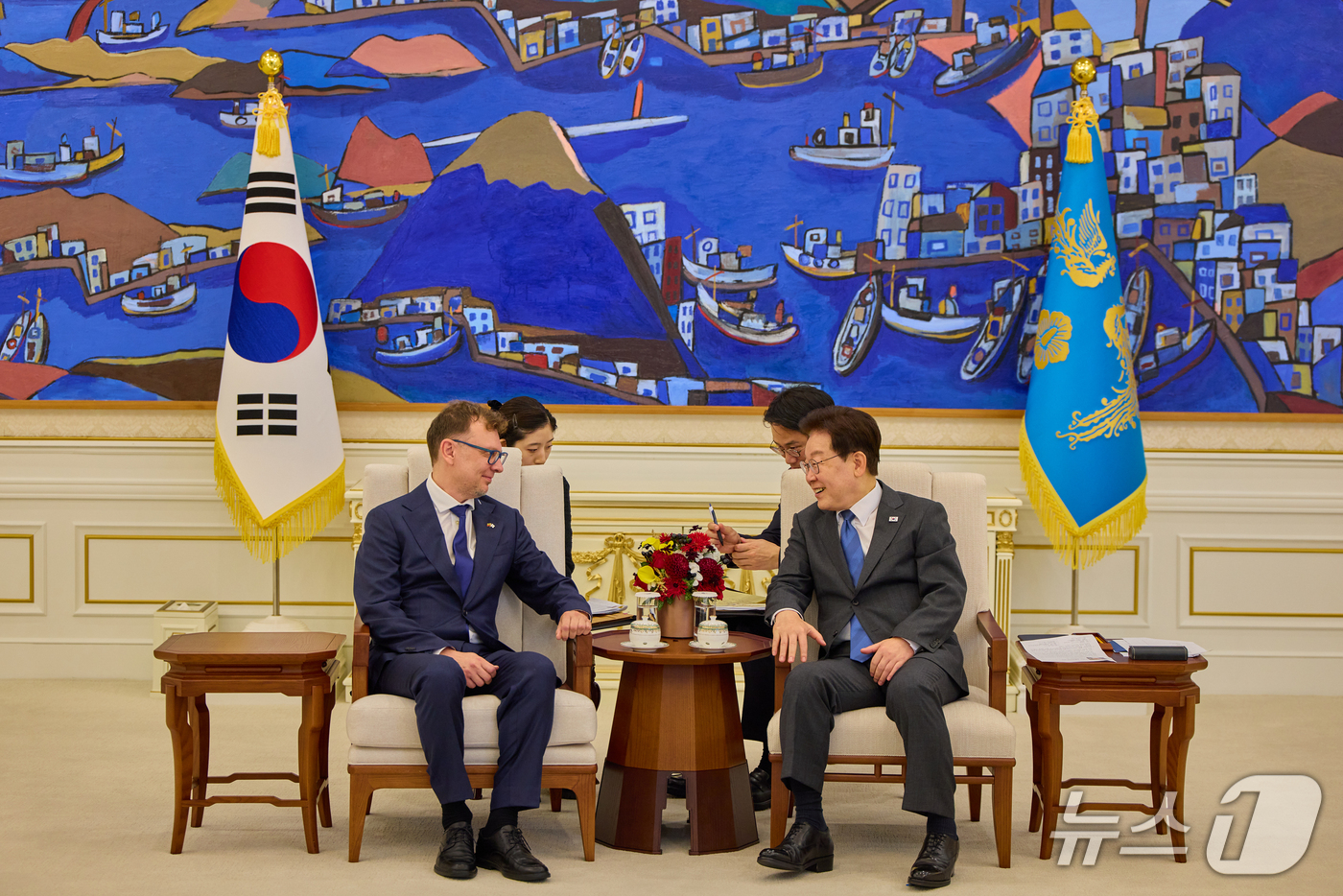 (서울=뉴스1) 허경 기자 = 이재명 대통령이 12일 청와대에서 열린 주한대사 신임장 제정식에서 도나타스 타물라이티스 주한리투아니아대사와 환담하고 있다. (청와대 제공. 재판매 및 …