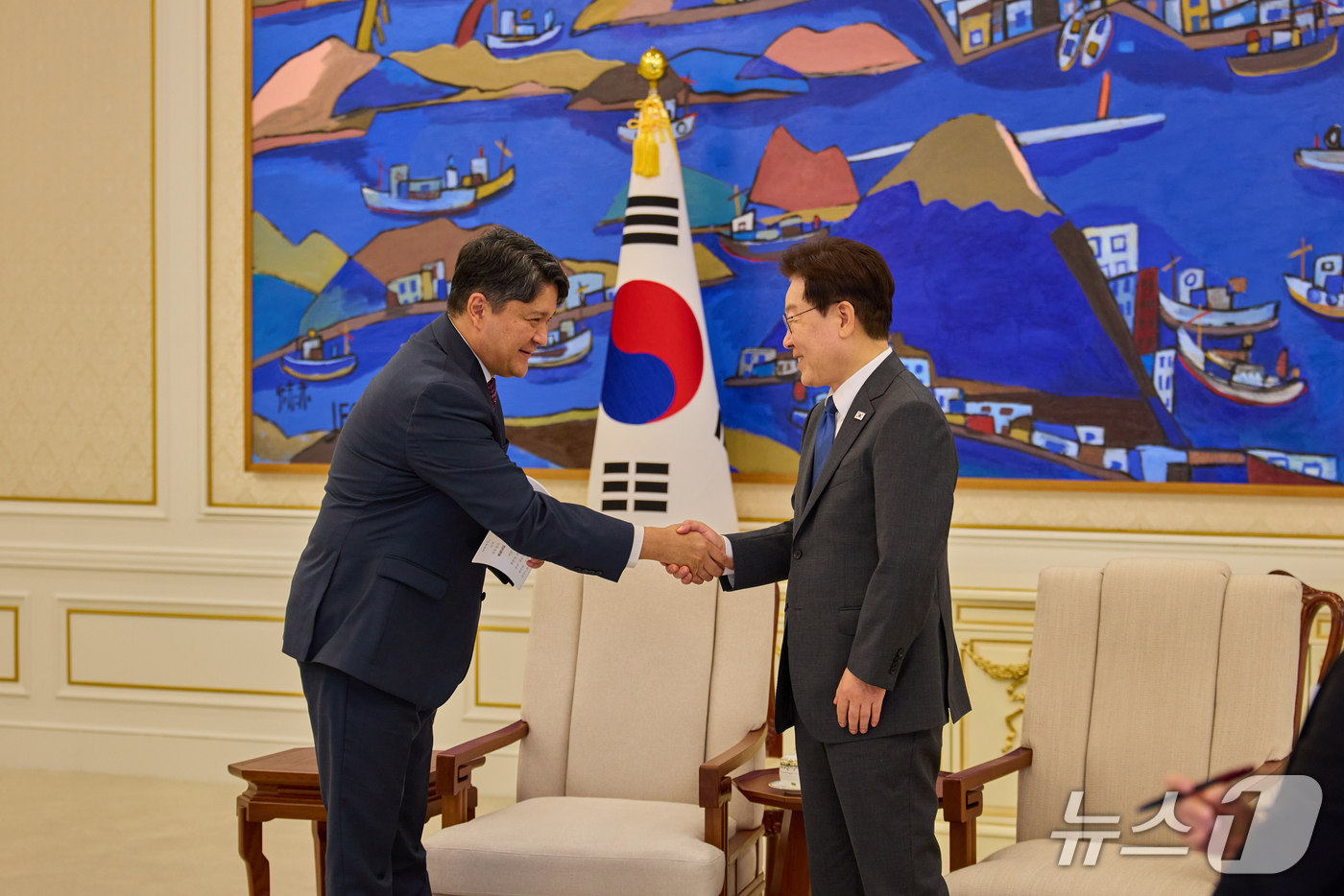 (서울=뉴스1) 허경 기자 = 이재명 대통령이 12일 청와대에서 열린 주한대사 신임장 제정식에서 멜리스 마마달리예프 주한키르기스스탄대사와 악수하고 있다. (청와대 제공. 재판매 및 …