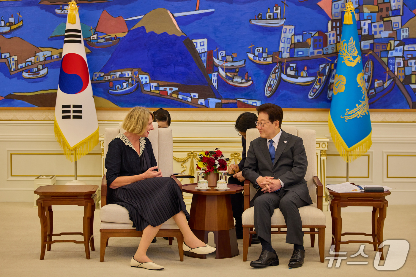 (서울=뉴스1) 허경 기자 = 이재명 대통령이 12일 청와대에서 열린 주한대사 신임장 제정식에서 미리암 테레사 모쥬간 주한슬로베니아대사와 환담하고 있다. (청와대 제공. 재판매 및 …