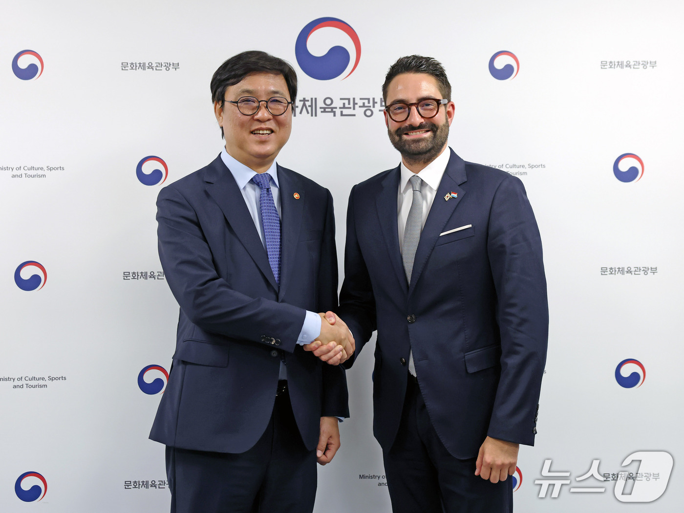 (서울=뉴스1) = 최휘영 문화체육관광부 장관이 12일 서울 국립현대미술관 서울관에서 열린 에릭 틸 룩셈부르크 문화부 장관을 접견하고 있다.(문화체육관광부 제공. 재판매 및 DB …