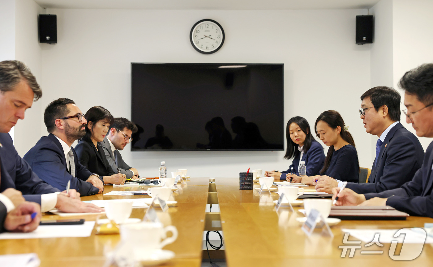 (서울=뉴스1) = 최휘영 문화체육관광부 장관이 12일 서울 국립현대미술관 서울관에서 열린 에릭 틸 룩셈부르크 문화부 장관을 접견하고 있다.(문화체육관광부 제공. 재판매 및 DB …