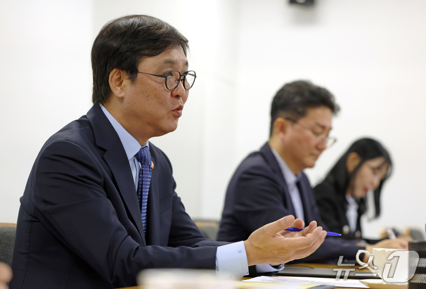 (서울=뉴스1) = 최휘영 문화체육관광부 장관이 12일 서울 국립현대미술관 서울관에서 열린 에릭 틸 룩셈부르크 문화부 장관을 접견하고 있다.(문화체육관광부 제공. 재판매 및 DB …