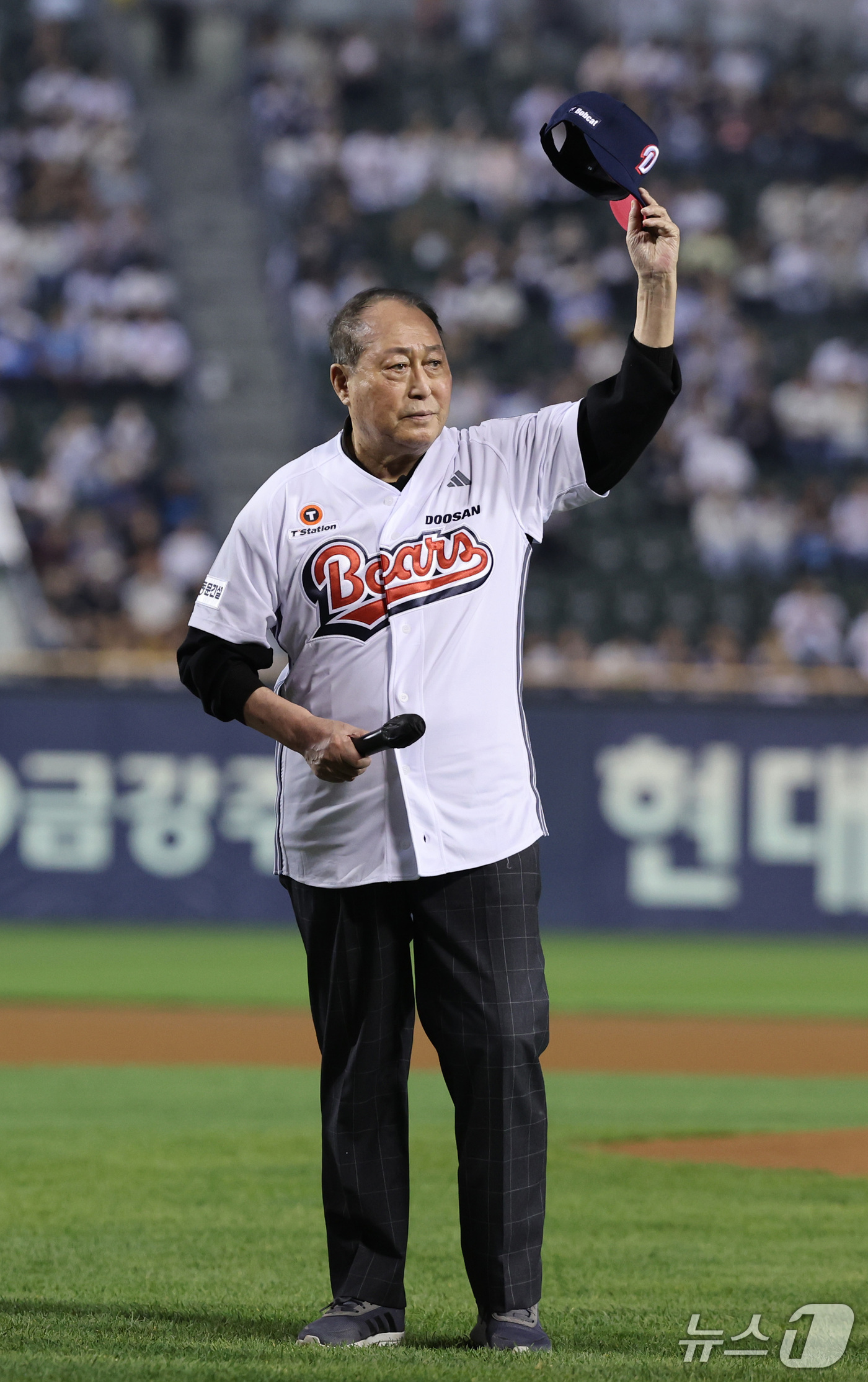 (서울=뉴스1) 박지혜 기자 = '국민감독' 김인식 전 감독이 12일 오후 서울 송파구 잠실야구장에서 열린 프로야구 '2026 신한은행 SOL KBO리그' 롯데 자이언츠와 두산 베 …