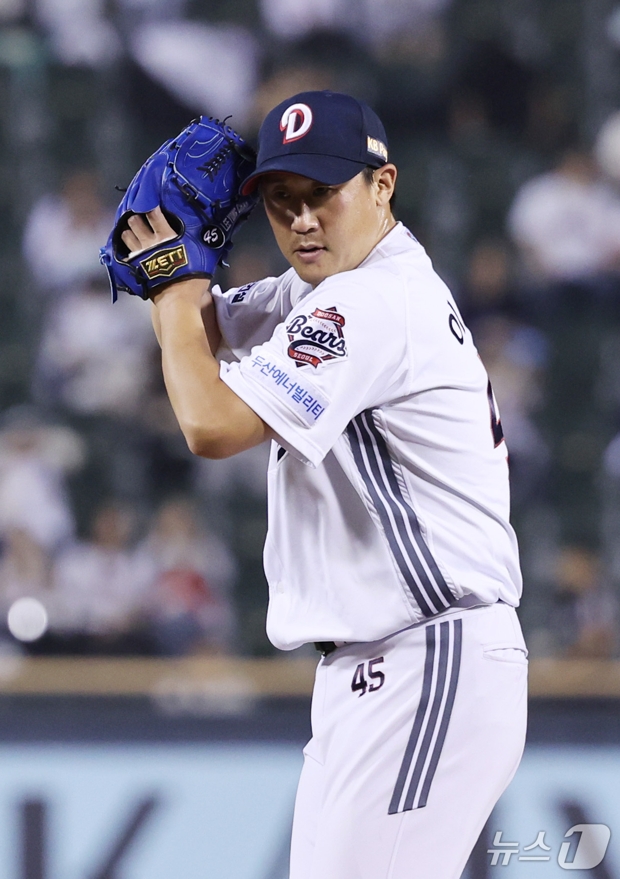 (서울=뉴스1) 박지혜 기자 = 12일 오후 서울 송파구 잠실야구장에서 열린 프로야구 '2026 신한은행 SOL KBO리그' 롯데 자이언츠와 두산 베어스의 경기에서 두산 선발투수 …