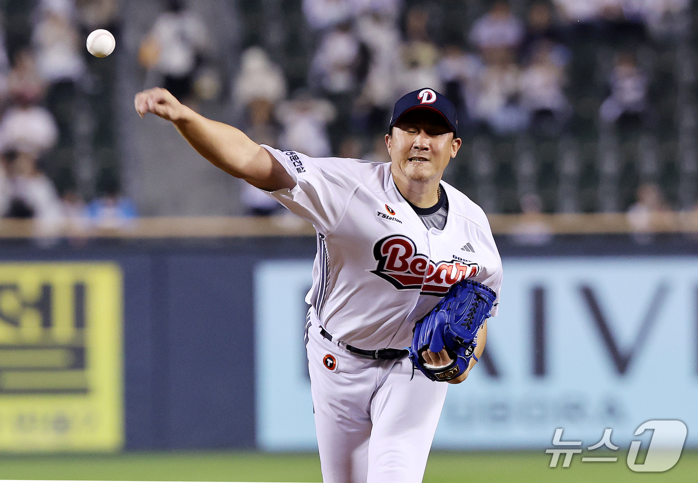 (서울=뉴스1) 박지혜 기자 = 12일 오후 서울 송파구 잠실야구장에서 열린 프로야구 '2026 신한은행 SOL KBO리그' 롯데 자이언츠와 두산 베어스의 경기에서 두산 선발투수 …