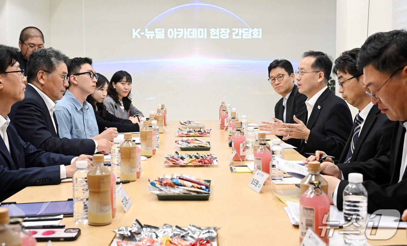 (서울=뉴스1) = 이형일 부총리 겸 재정경제부 장관이 12일 오후 서울 마포구 한화 내일 아카데미에서 열린 청년 인재육성 프로그램 'K-뉴딜 아카데미' 간담회에서 발언하고 있다. …