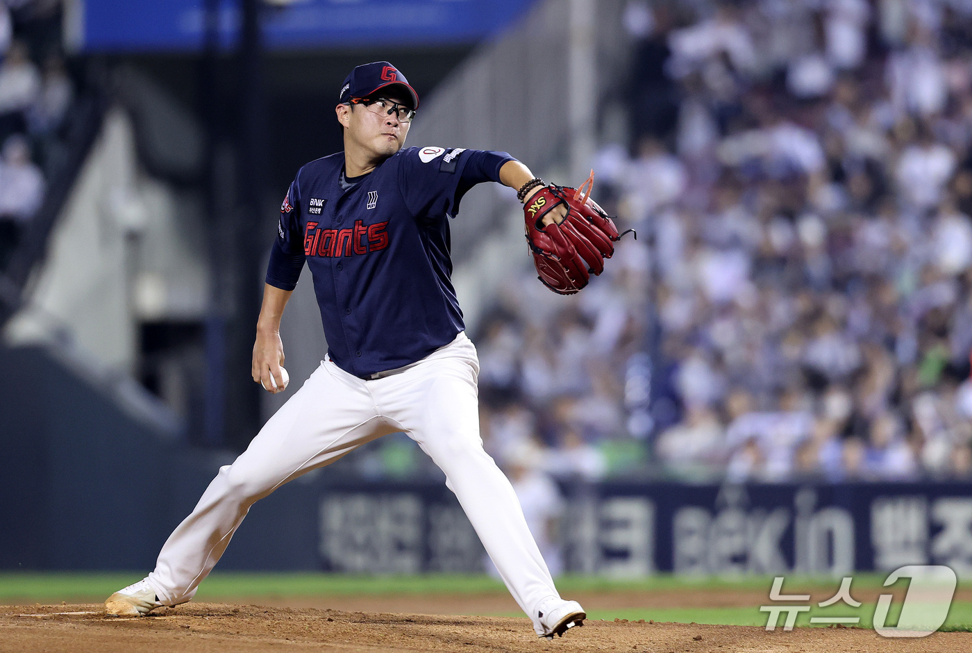 (서울=뉴스1) 박지혜 기자 = 12일 오후 서울 송파구 잠실야구장에서 열린 프로야구 '2026 신한은행 SOL KBO리그' 롯데 자이언츠와 두산 베어스의 경기에서 롯데 선발투수 …