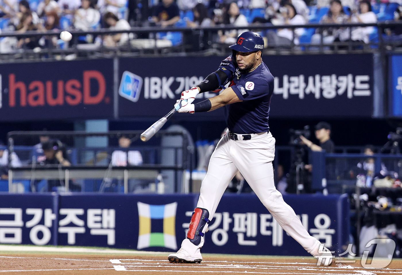 (서울=뉴스1) 박지혜 기자 = 12일 오후 서울 송파구 잠실야구장에서 열린 프로야구 '2026 신한은행 SOL KBO리그' 롯데 자이언츠와 두산 베어스의 경기 1회초 무사 롯데 …
