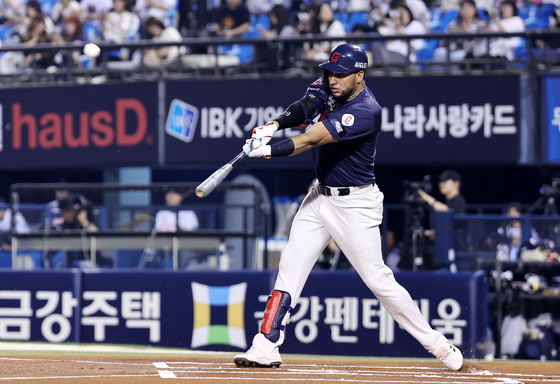 타격하는 레이예스