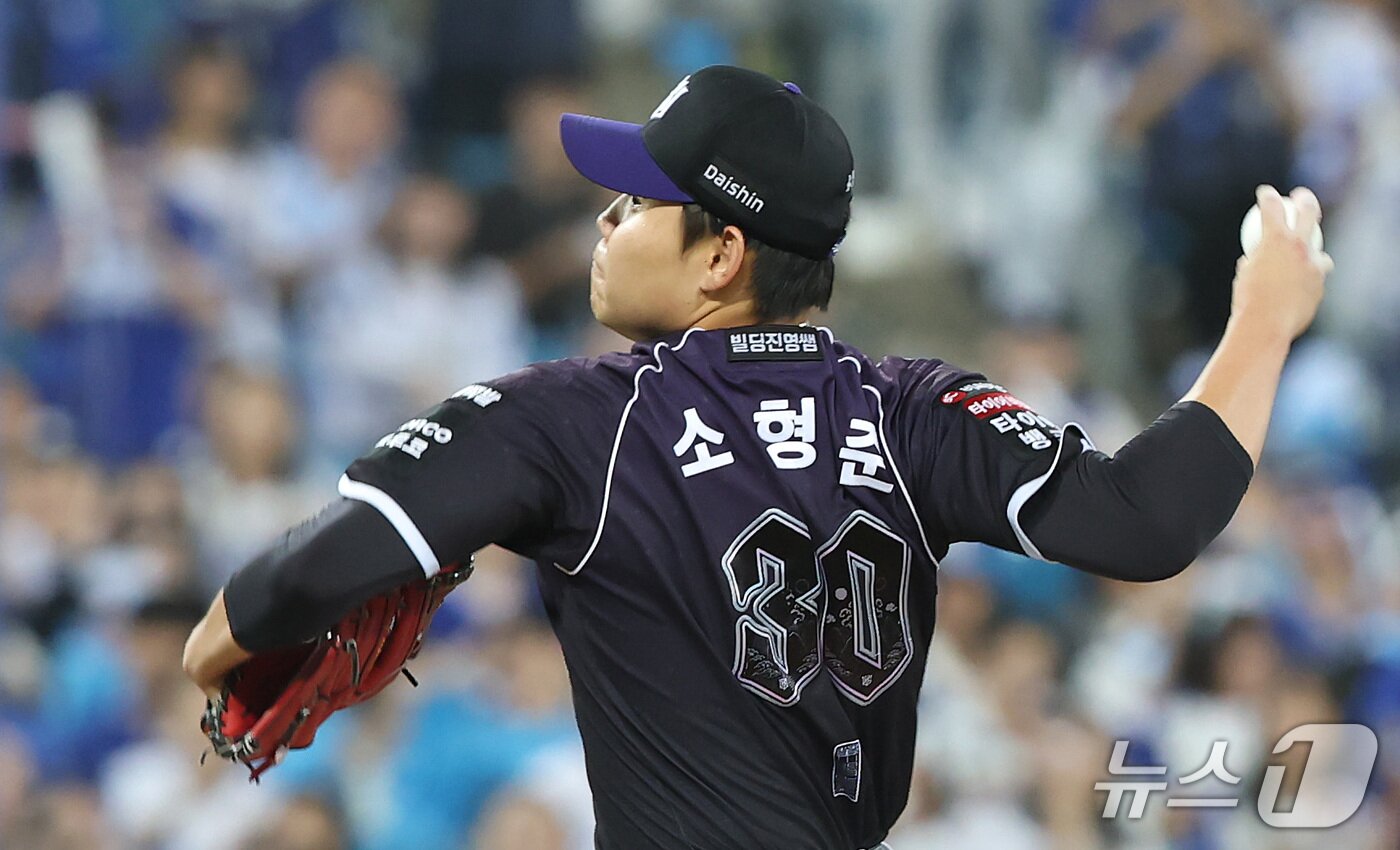 본문 이미지 - 12일 오후 대구 삼성라이온즈파크에서 열린 프로야구 '2026 신한SOL KBO리그' KT 위즈와 삼성 라이온즈의 경기, KT 선발 소형준이 역투하고 있다. 2026.10.12 ⓒ 뉴스1 공정식 기자
