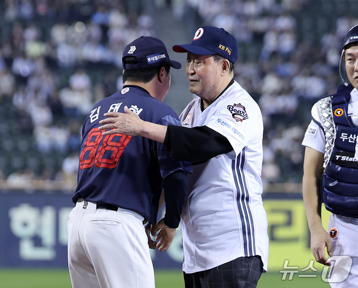 (서울=뉴스1) 박지혜 기자 = '국민감독' 김인식 전 감독이 12일 오후 서울 송파구 잠실야구장에서 열린 프로야구 '2026 신한은행 SOL KBO리그' 롯데 자이언츠와 두산 베 …